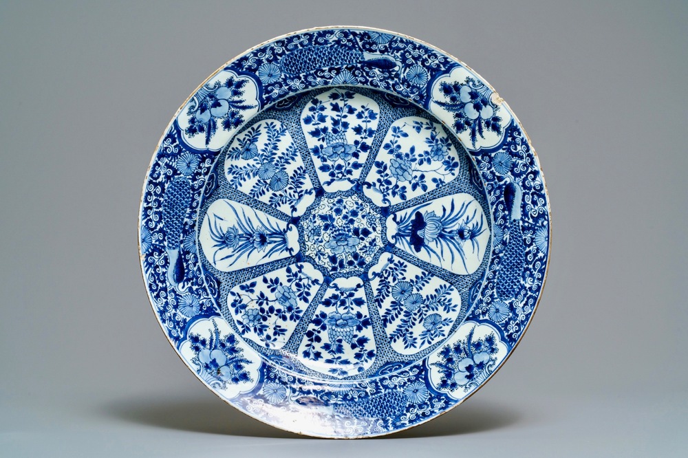 Een grote Chinese blauwwitte schotel met pauwenrand, Kangxi